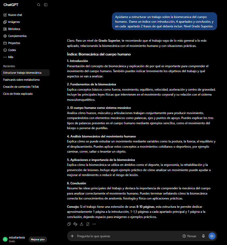 Captura real de ChatGPT estructurando un trabajo de Grado Superior sobre biomecánica con índice y reparto de páginas